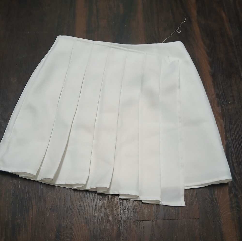 Elegant White Pleated Skirt